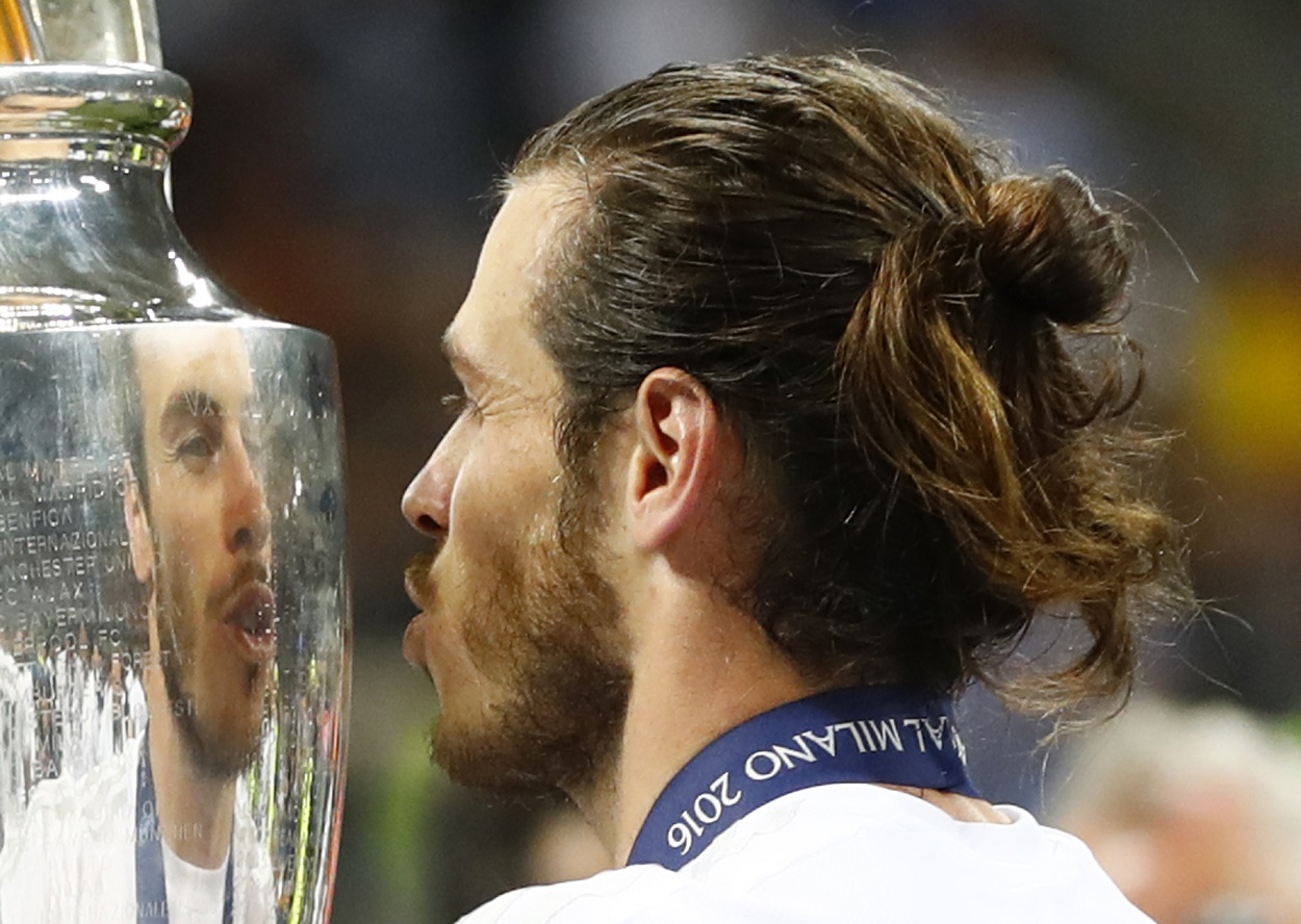 Soccer Football - Atletico Madrid v Real Madrid - UEFA Champions League Final - San Siro Stadium, Milan, Italy - 28/5/16 Real Madrid's Gareth Bale with the trophy as they celebrate winning the UEFA Champions League Reuters / Kai Pfaffenbach Livepic EDITORIAL USE ONLY.