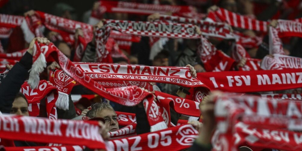 Boost Sund og rask pant Mainz Fans Gives Bundesliga Side Team-Talk On The Pitch - Late Tackle  Magazine